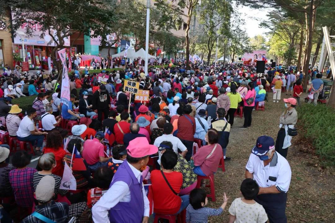 國民黨立委參選人李明璇今(16日)成立競選總部，現場人山人海。(圖/中天新聞，李俊毅攝)