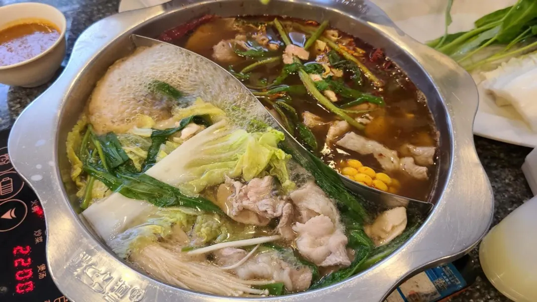 天氣降溫、變冷,很多人會想去吃個熱呼呼的火鍋、麻辣鍋、薑母鴨。(圖/photoAC)