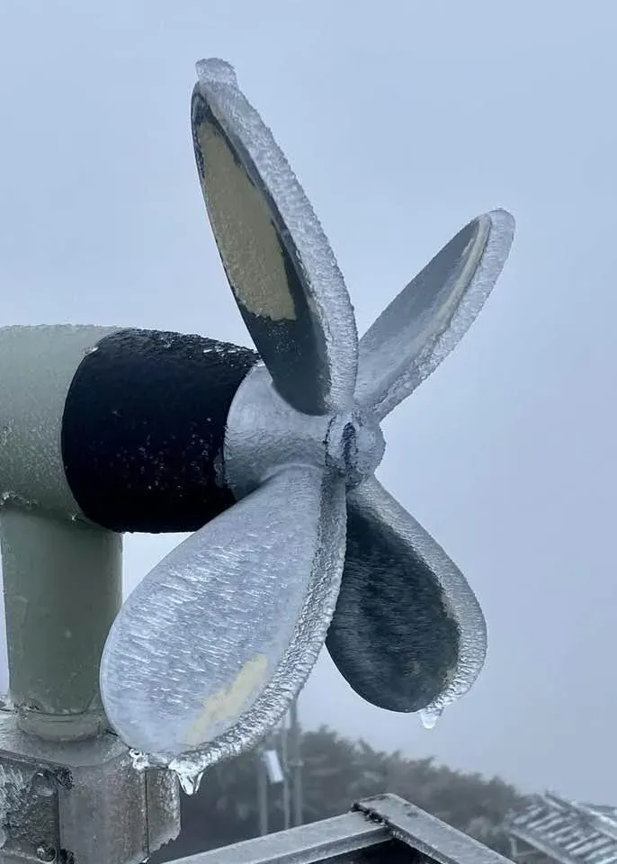 前氣象局長鄭明典分享玉山北峰氣象站「小飛機」風標結冰模樣。(圖/翻攝自Facebook@鄭明典)