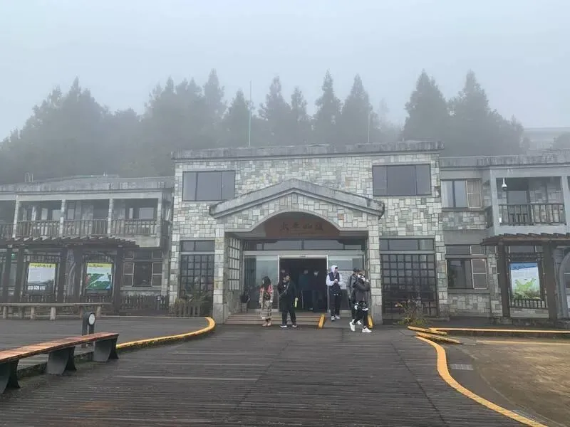 園區內太平山莊、翠峰山屋住房已被預訂一空,其他想追雪的遊客可採單日往返。(圖/林業保育署宜蘭分署提供)