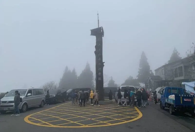 宜蘭太平山國家森林遊樂區17日已有不少遊客上山等看銀裝素裹的美麗雪景。(圖/林業保育署宜蘭分署提供)