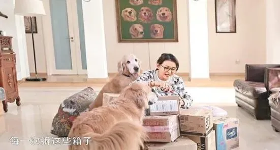 周海媚在客廳拆快遞包裹。（圖／微博）