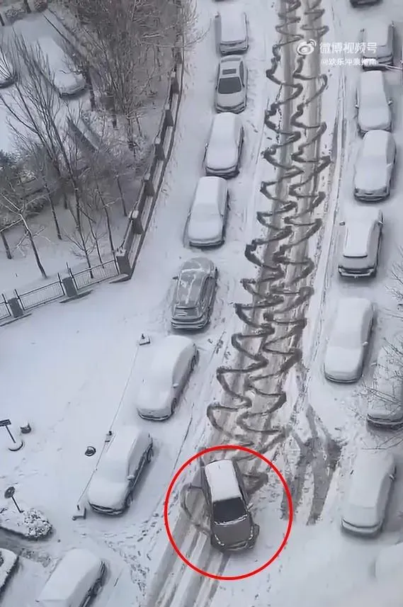 （圖／翻攝微博）一輛車在雪地飄移, 還堅持滑到目的地。