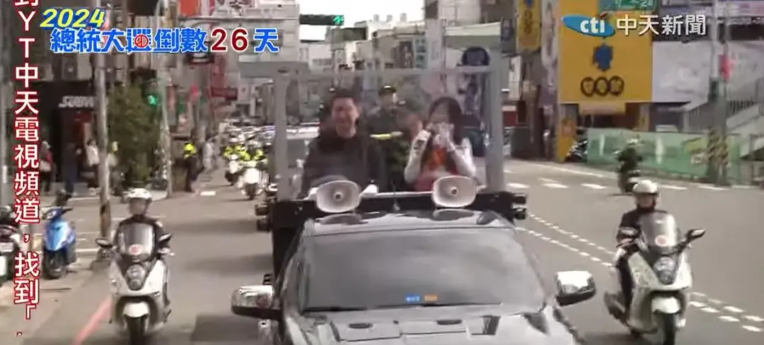 趙少康今日到桃園陪同立委參選人萬美玲掃街拜票。(圖/中天新聞)