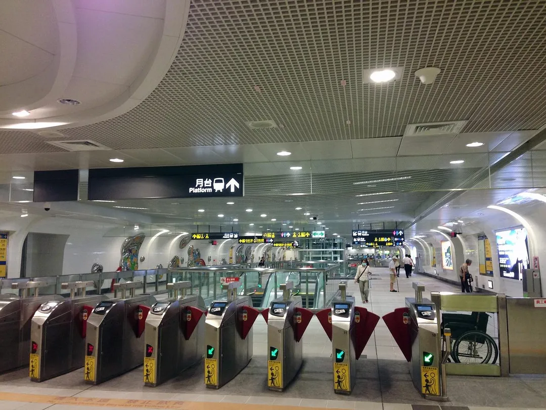 7旬醉翁遺失悠遊卡受困閘門,暴怒踹壞捷運設備遭送辦。(示意圖/取自pixabay)