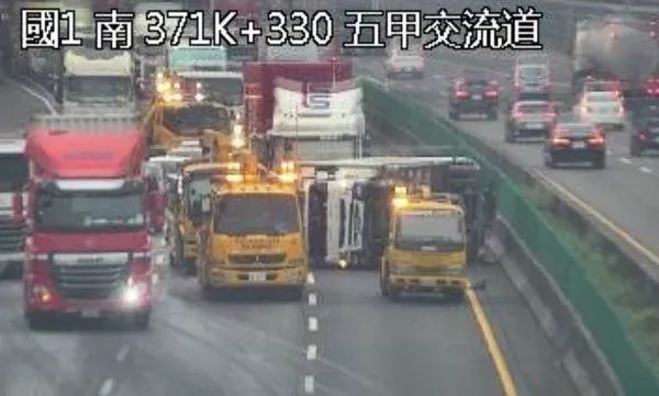 翻覆的貨車占用內線，國道警方趕赴現場處理。（圖／翻攝自高速公路1968）