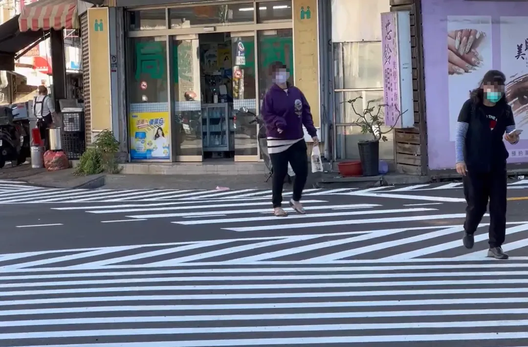 許多店家門口也有劃上槽化線。（圖／中天新聞）