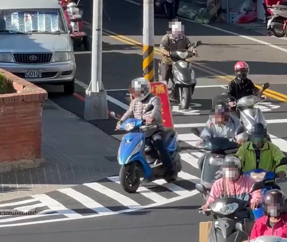 到處都能發現有用路人因車道不足，直接行駛到路邊槽化線上。（圖／中天新聞）