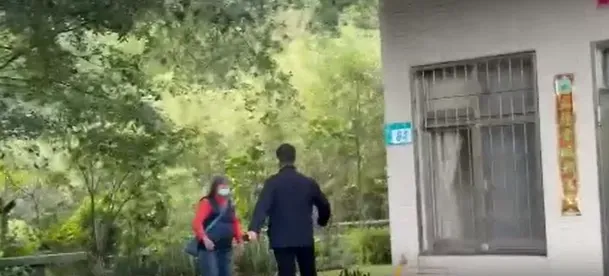 有民眾靠近賴清德老家旁的花園時受到國安人權勸阻。（圖／中天新聞）