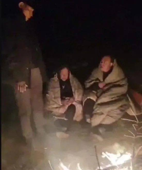 倖存者在低溫的戶外生火取暖避難。(圖/微博)