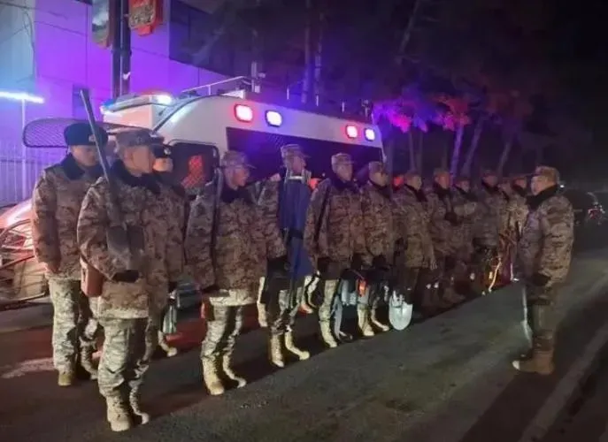 武警甘肅總隊官兵緊急趕赴災區(圖/翻攝百度)