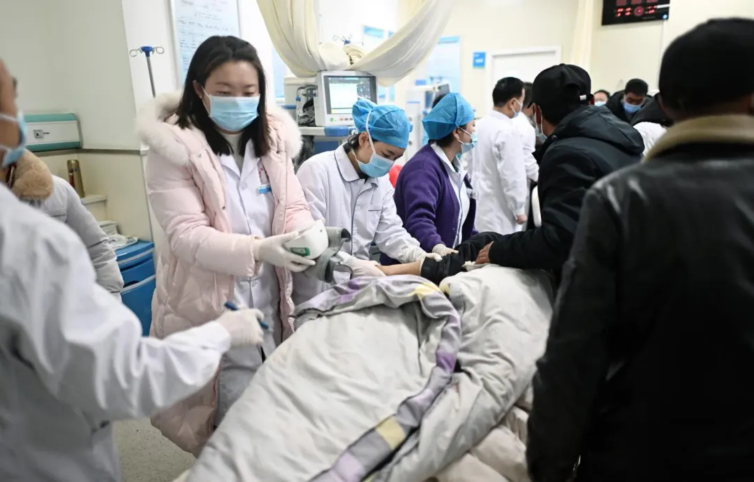 19日一名地震傷患在青海省海東市民和回族土族自治縣人民醫院接受救治。(圖/新華社)