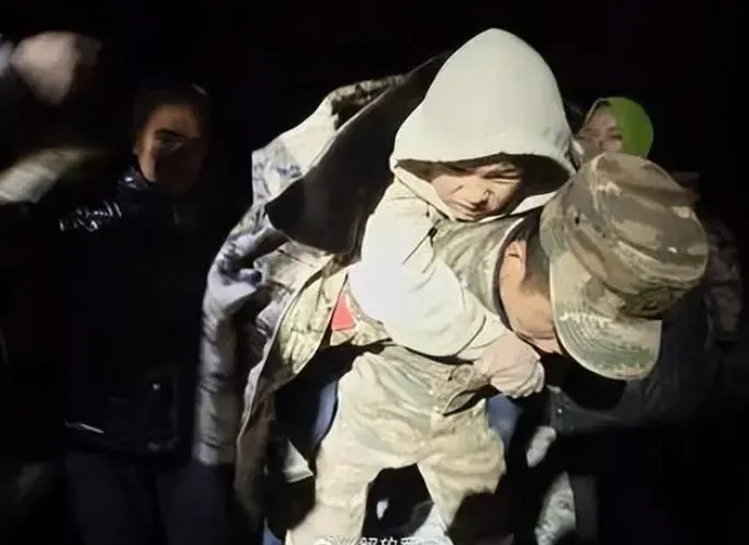 武警甘肅總隊臨夏支隊趕往災區救出45人(圖/翻攝百度)