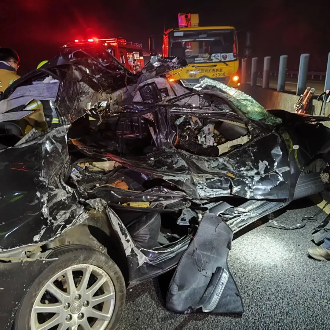 施男轎車被撞成廢鐵,車內一家3口全數身亡。(圖/翻攝畫面)