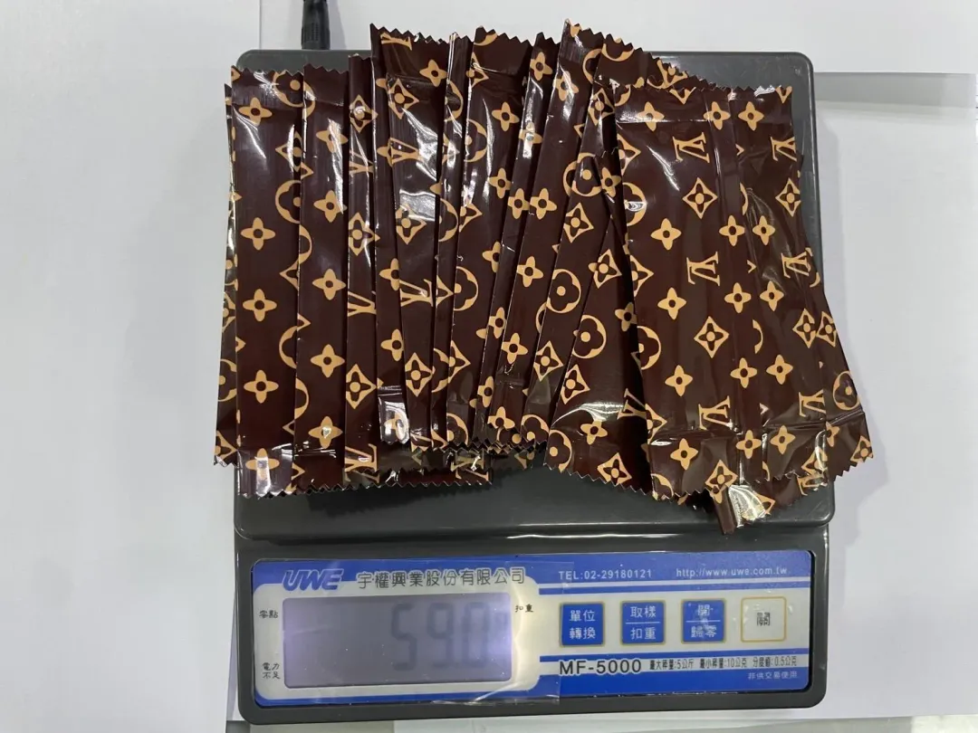 偽裝LV品牌的毒咖啡包。（圖／翻攝畫面）