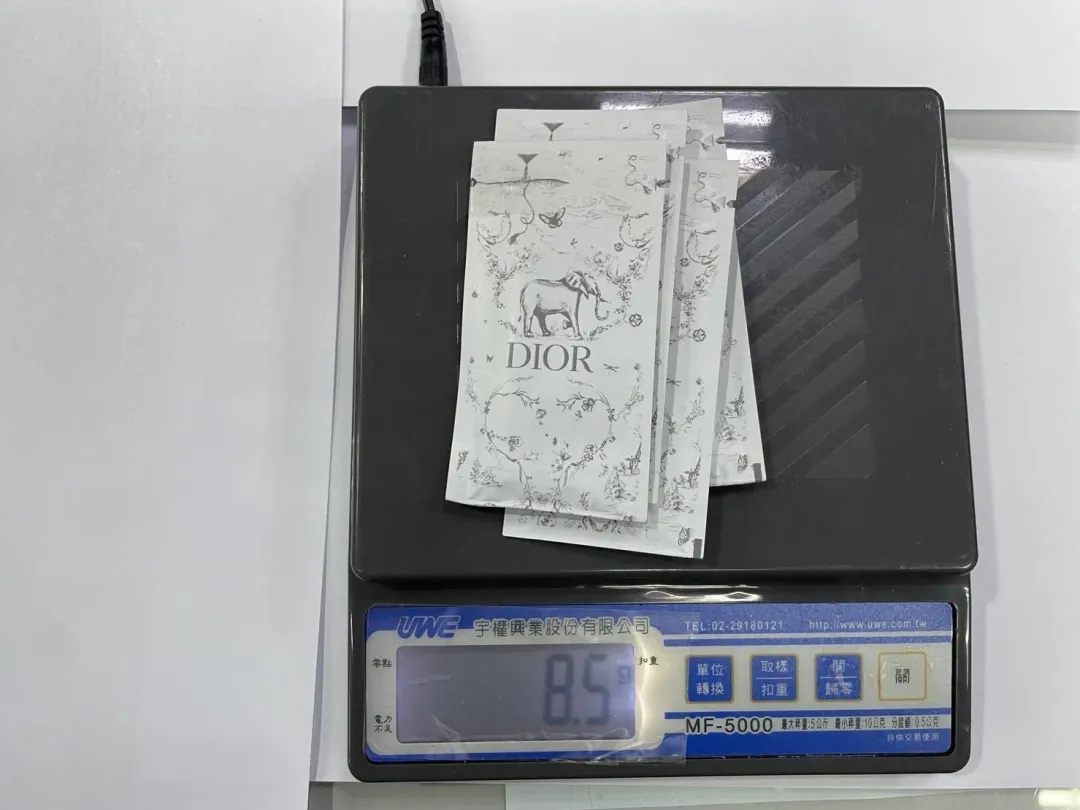 偽裝DIOR品牌的毒咖啡包。（圖／翻攝畫面）