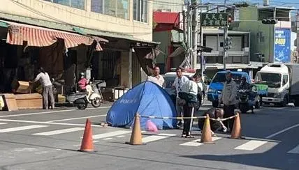 事故現場放置三角錐封鎖調查。（圖／翻攝畫面）