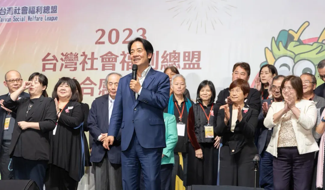 賴清德(中)近來身陷萬里老宅違建風波。(圖取自賴清德臉書)