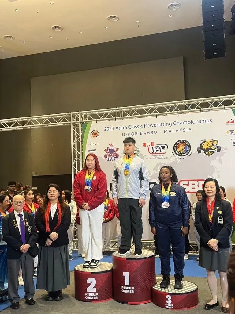 2023亞洲經典健力錦標賽青年女子組選手沈玓儞（右3）拿下蹲舉臥舉硬舉總和金牌。（圖/中華民國健力協會提供）