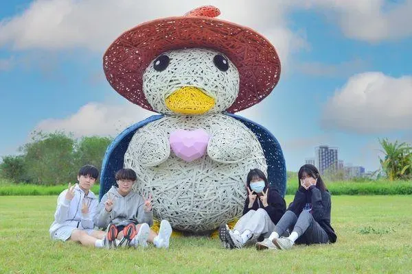 位在新北三重的「鴨鴨公園地景藝術展」即日起展到2024年1月14日。（圖／新北市高灘處提供）