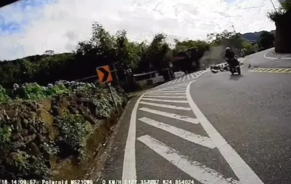 圖中騎士遭遇車禍現場一個扭身閃過讓網友驚呼。(圖/記者爆料網)