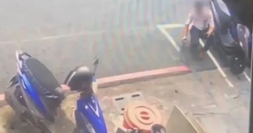 高雄男見停車格塗銷不完全,私自補強噴漆補強。(圖/翻攝畫面)