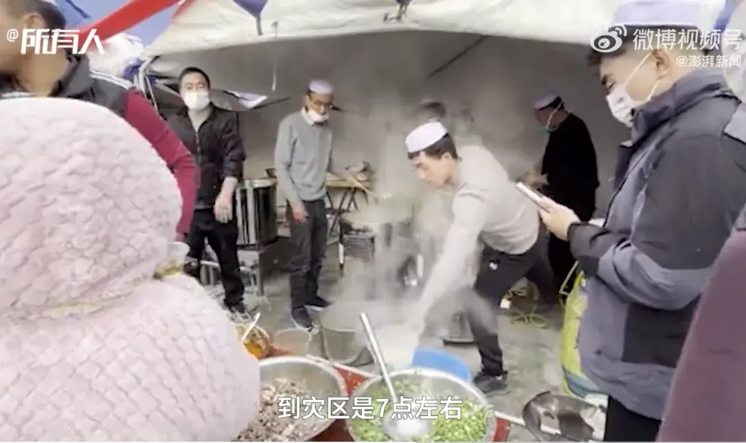 馬姓男老闆和店裡20個廚師凌晨出發,天亮才到達災區。(圖/翻攝自微博@澎湃新聞)