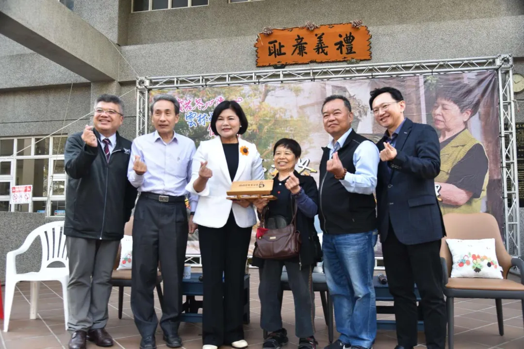 陳樹菊在「禮義廉恥」的匾額前和同學分享，做人比考100分重要（圖／雲林縣政府提供）