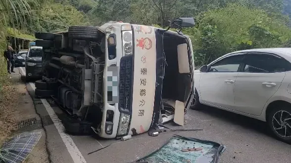 擋風玻璃整片噴飛。（圖／中天新聞）