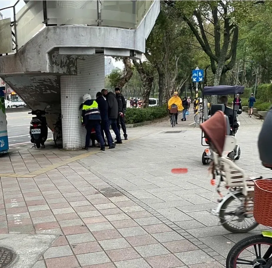 羅智強21日在接街頭演講時意外直擊一場隨機刺人事件（攝自羅智強臉書）