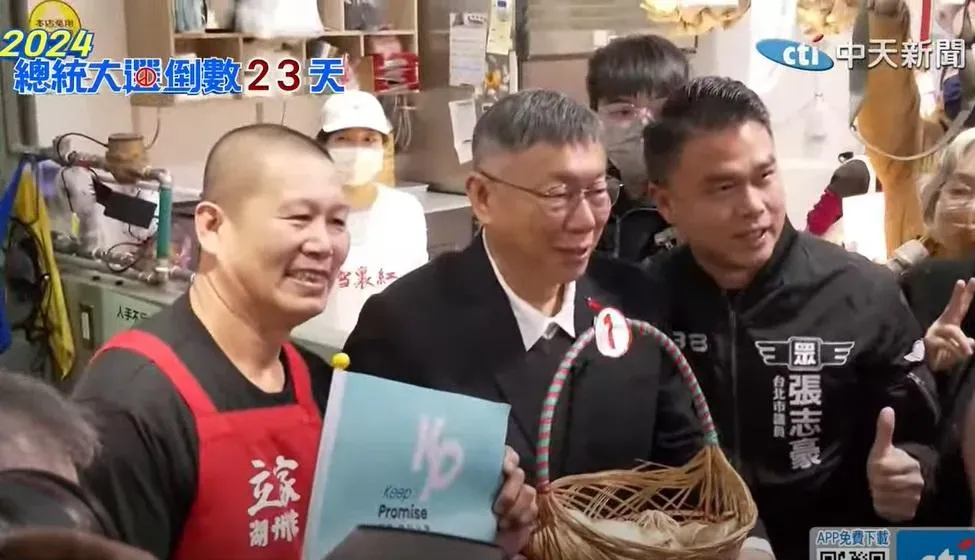 柯文哲21日前往南門市場,有支持的民眾送上粽子象徵「包中」(攝自中天新聞)