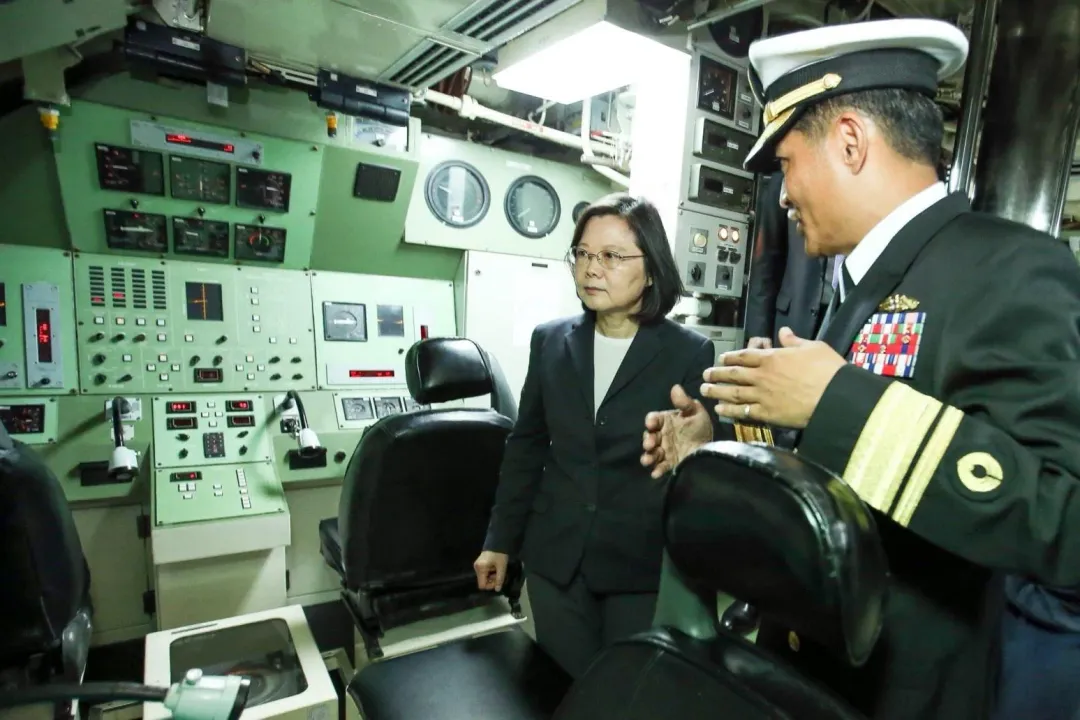 蔡英文總統2017年3月21日曾登上海虎軍艦。(圖/國防部發言人臉書)
