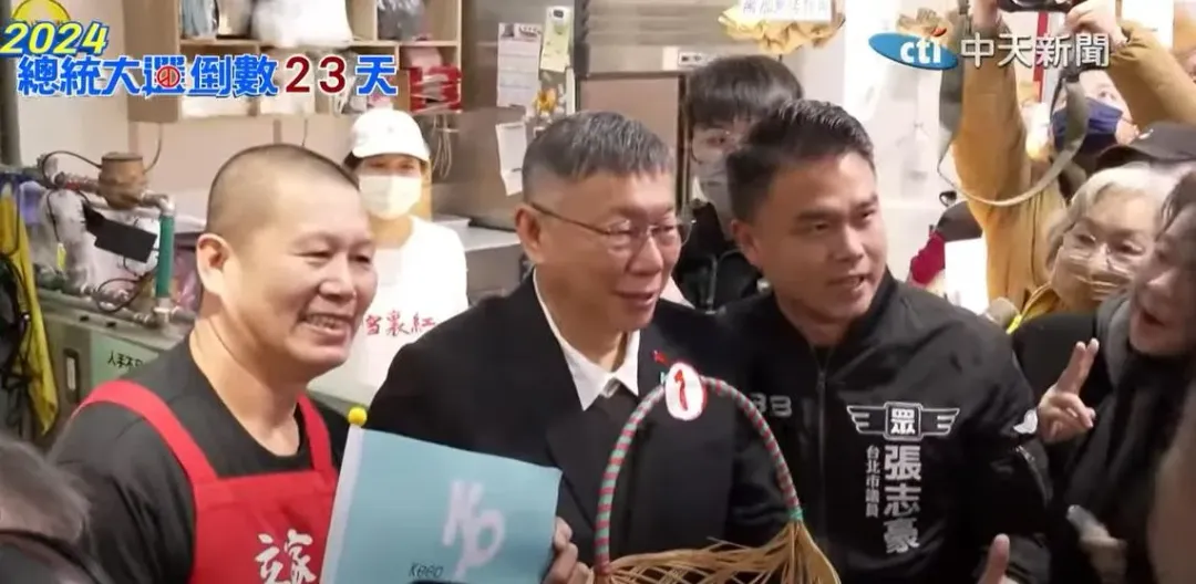 柯文哲現身南門市場攤商們熱情地夾道歡迎。（圖／中天新聞）
