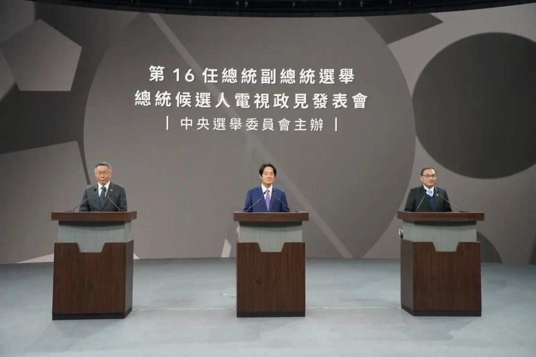 游盈隆分析三名總統候選人在總統政見會的表現。(圖/台灣民眾黨提供)