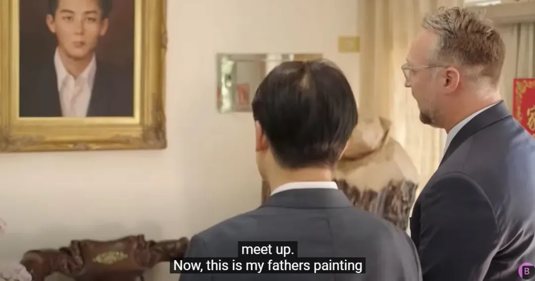 賴清德曾在萬里老家接受彭博社專訪，牆上畫像為賴清德父親賴朝金（攝自Bloomberg Television YT頻道）