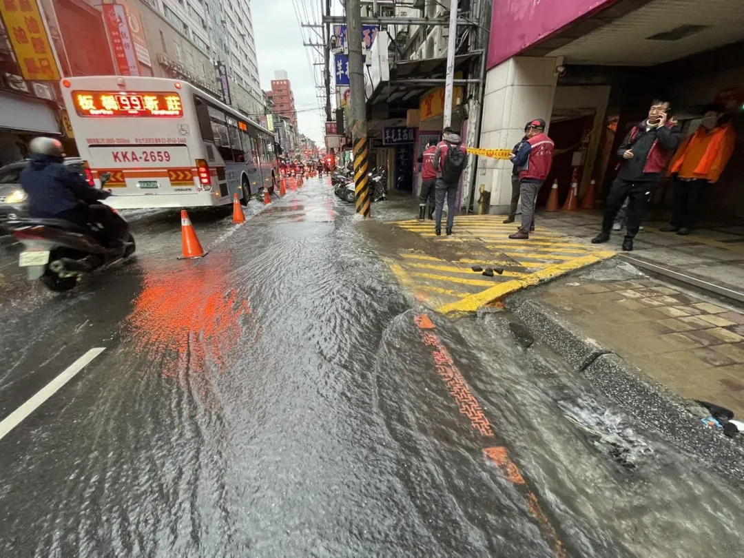 板橋馬路爆管淹水。(圖/翻攝「黃淑君 板橋」粉專)