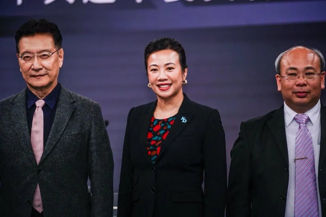 吳欣盈(中)22日參加副總統電視政見發表會(圖取自副總統政見發表會公視轉播)