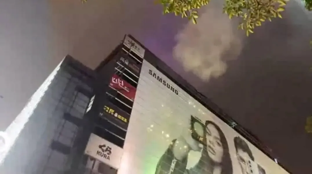消防人員到場確認是8樓空調水蒸氣加上燈光導致誤判，現場並無異狀。（圖／翻攝畫面）
