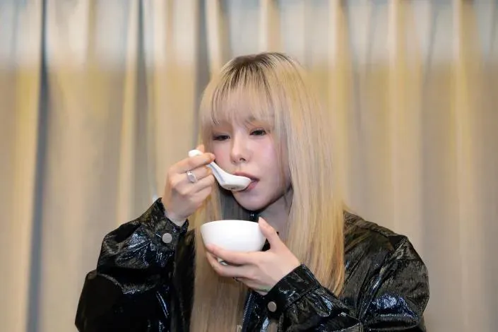 輝人品嘗多道美食、小吃。（圖／台南市政府提供）