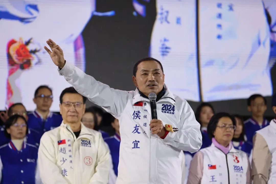 侯友宜與趙少康出席23日國民黨凱道造勢活動。(圖/中天新聞,李俊毅攝)