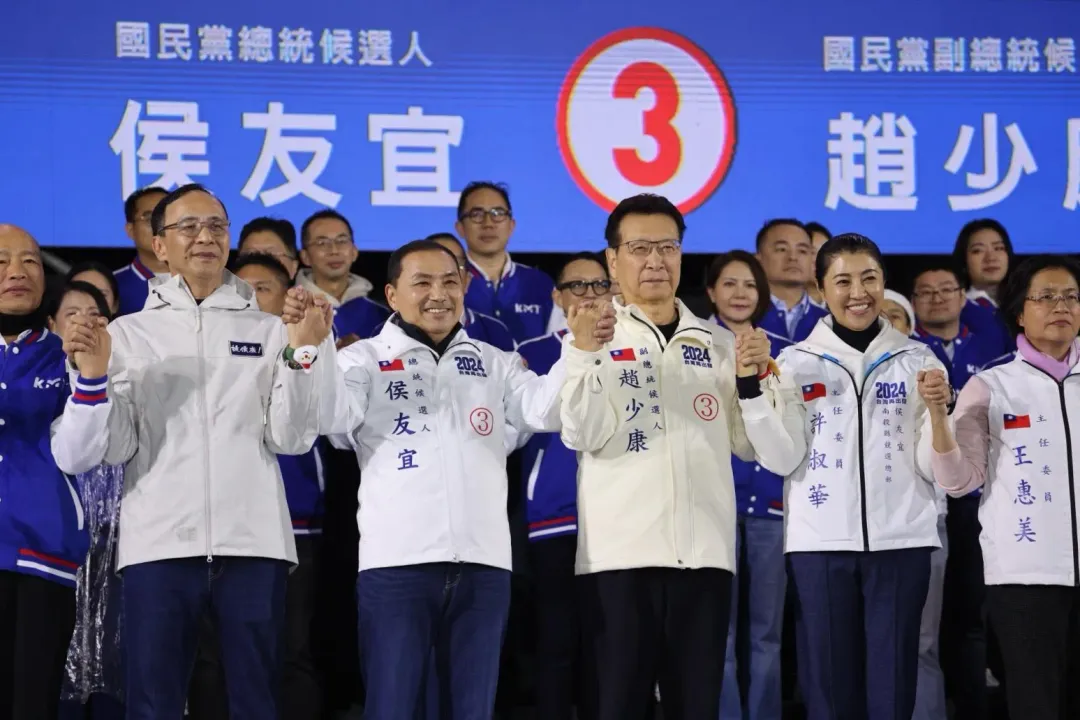 侯友宜與趙少康出席23日國民黨凱道造勢活動。(圖/中天新聞,李俊毅攝)