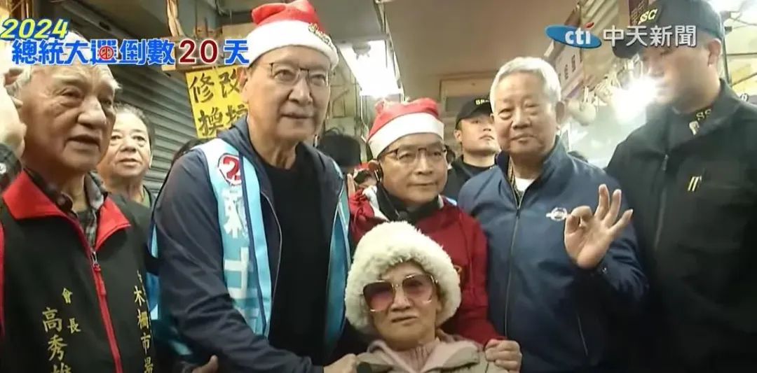 2人到場拜票後受到民眾和支持者們熱烈歡迎。（圖／中天新聞）