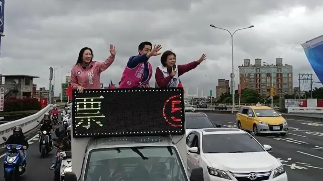 蔣萬安和游淑慧車掃過程中頻向民眾們揮手致意。（圖／游淑慧臉書）