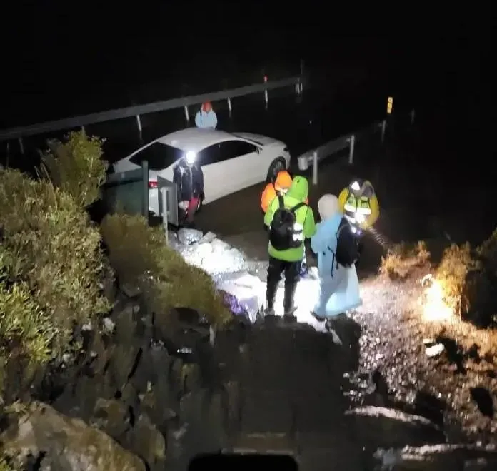 李女獲救下山時，家屬車輛已在登山口準備接她回家休息。（圖／翻攝畫面）