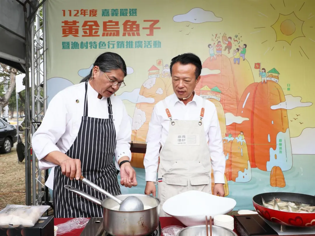 嘉義縣長翁章梁（右）和名廚吳文智現場示範製作「烏魚子貢丸奶白湯」。（圖／中天新聞）