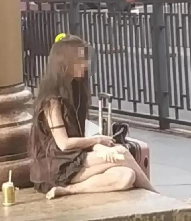 深圳街頭近幾個月出現一名穿著單薄的年輕流浪女子。(圖/翻攝百度)