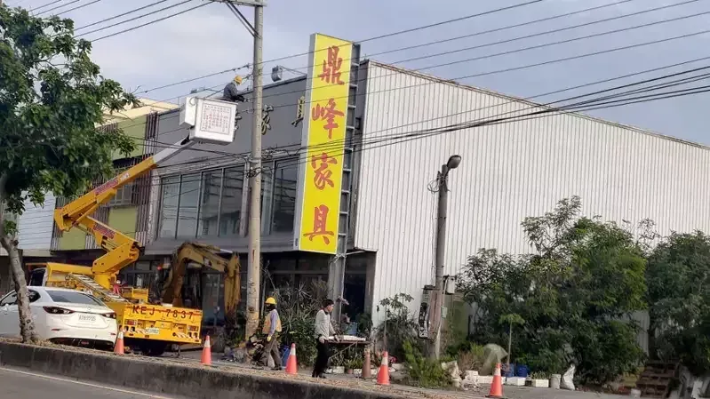 台電人員獲報後趕赴現場搶修，預計晚間7時搶修完成復電。（圖／翻攝彰化踢爆網）