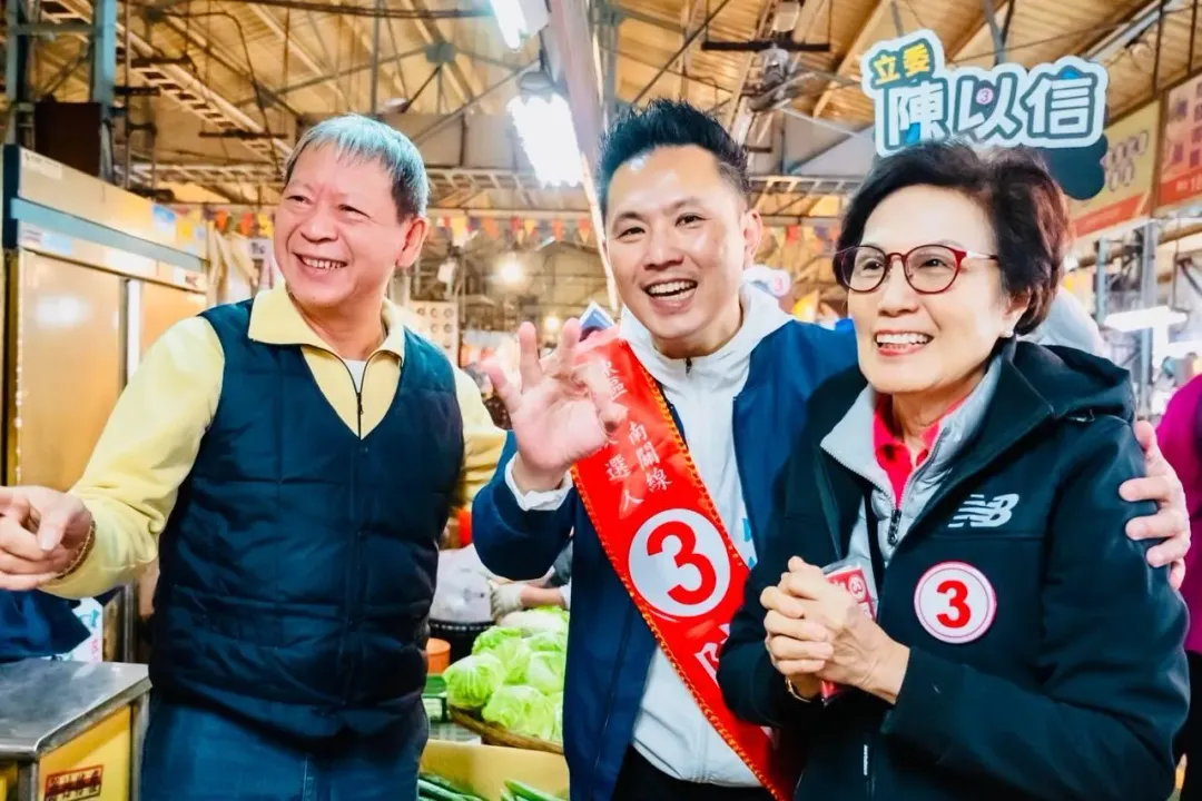 前總統馬英九的大姊馬以南到台南陪立委陳以信掃街拜票。(圖/陳以信辦公室提供)