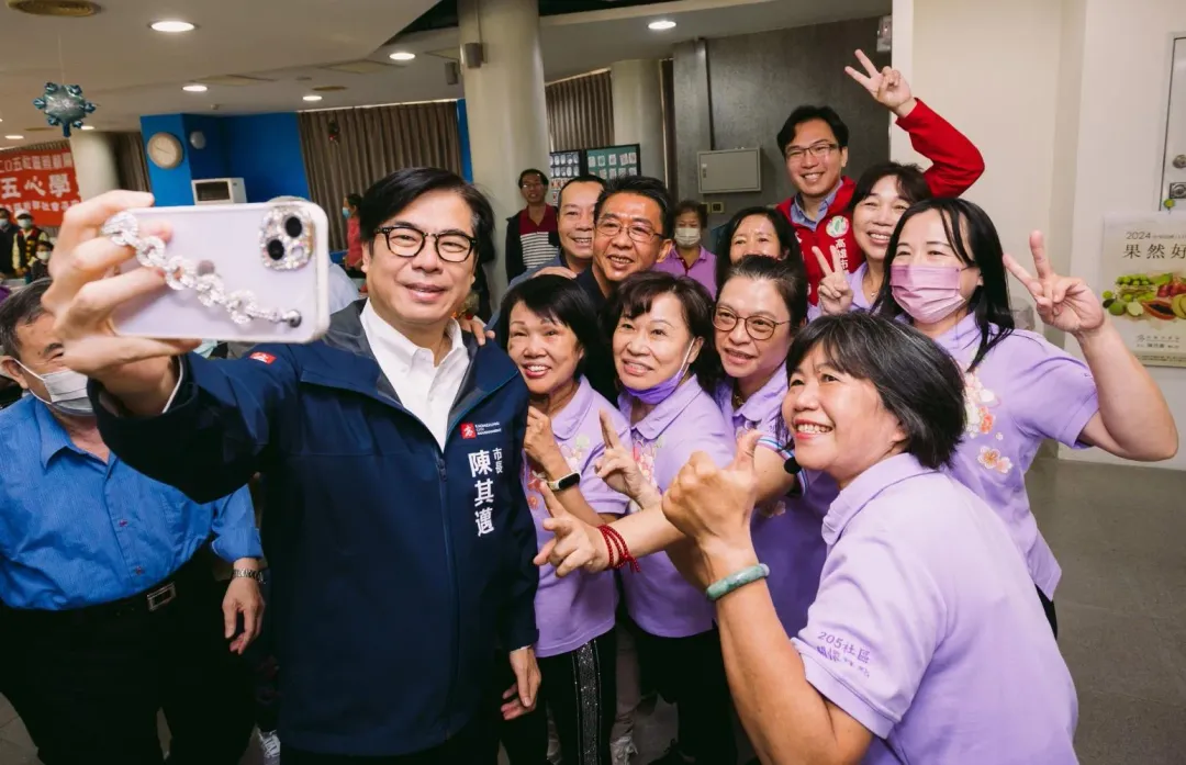 曾經在台灣造成轟動的黃色小鴨，有可能重返高雄（攝自陳其邁臉書）