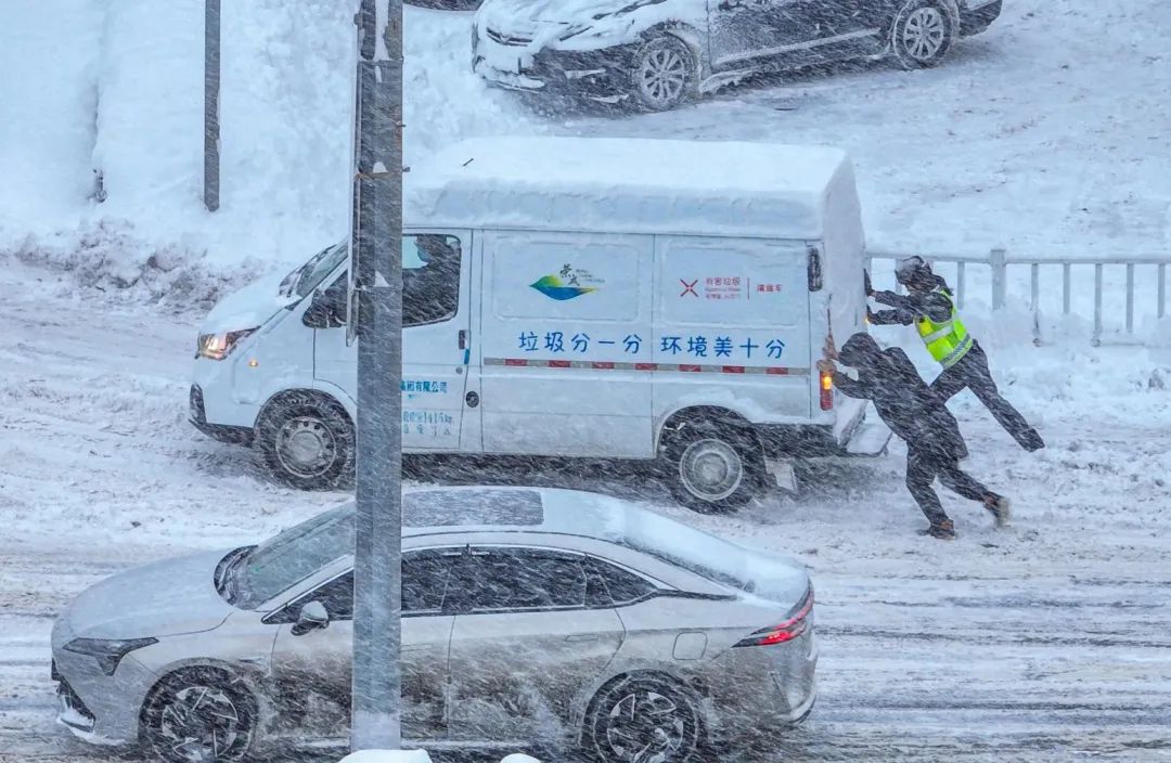 山東值勤交警協助推車(圖/新華社)